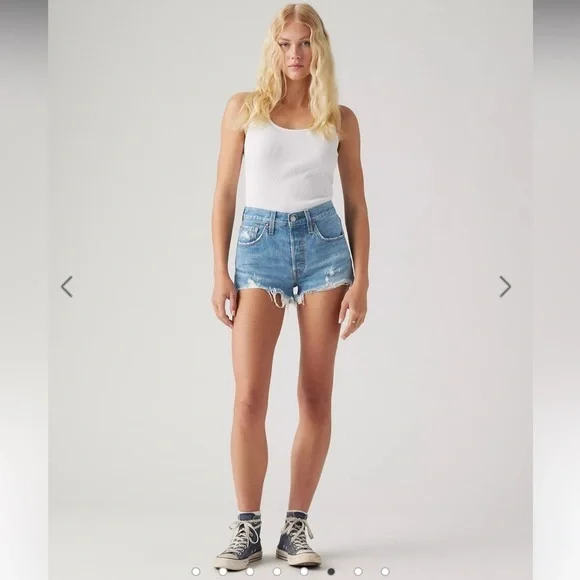 Levi’s high rise distressed Jean short size 28 like new condition - Picture 1 of 8